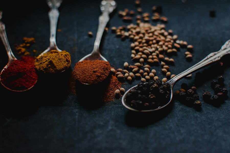 Szárított gyógynövények és meleg tea az asztalon